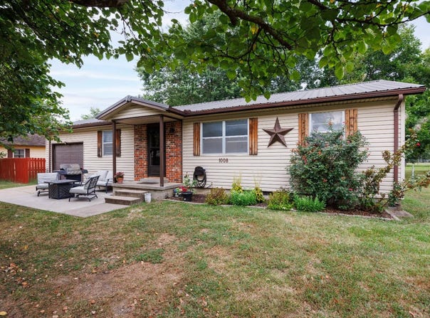 1008 S Ridgeway St, Caney, KS 67333