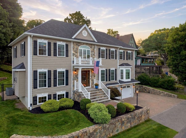 5 Dell Ave, Wakefield, MA 01880