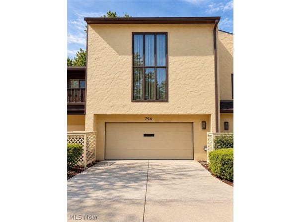 794 Hampton Ridge Drive, Akron, OH 44313