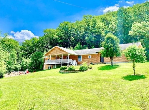 1411 Great River Road, Lansing, IA 52151