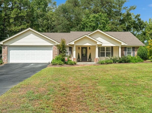 183 Martha Robinson Rd, LAUREL, MS 39437