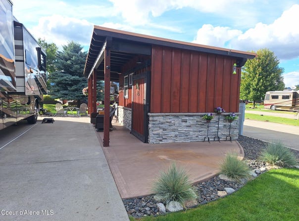 8 Bogie Ln, Blanchard, ID 83804