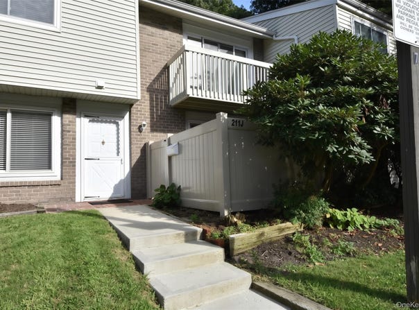211 Springmeadow Drive, Holbrook, NY 11741