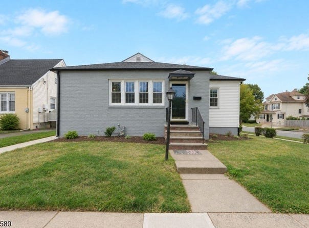 362 E Clay Ave, Roselle Park Boro, NJ 07204-2153