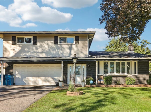 1302 E Greenwood Drive, Mount Prospect, IL 60056