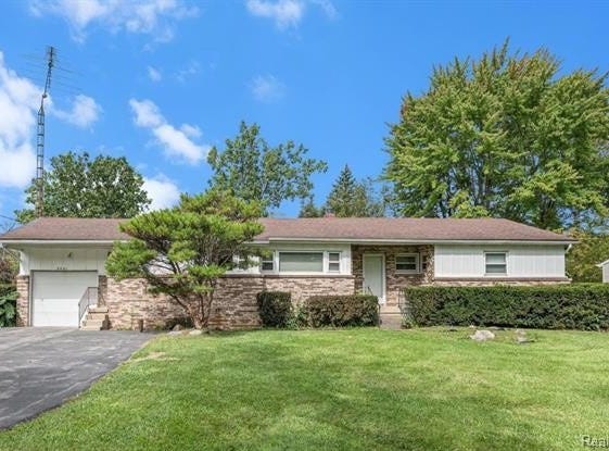 3441 E Maple Avenue, Burton, MI 48529