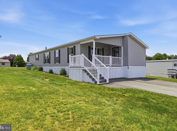 124 LISA Circle, YORK, PA 17406