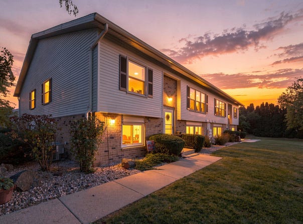 10248 W Parkedge Cir, Franklin, WI 53132
