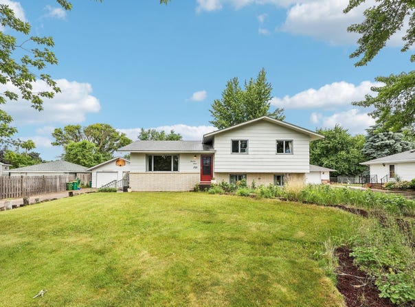 1720 69th Avenue N, Brooklyn Center, MN 55430