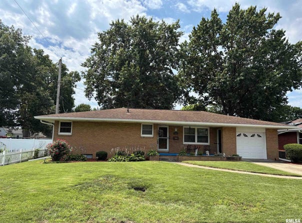 402 SHERIDAN Road, Pekin, IL 61554