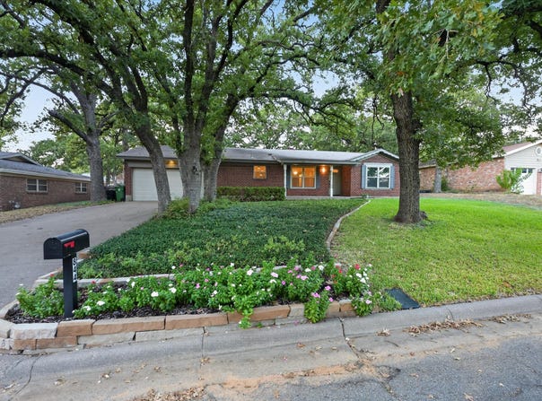 844 Woodcrest Drive, Hurst, TX 76053