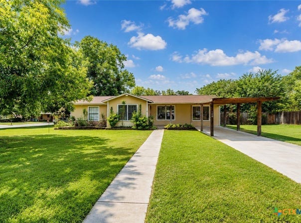 140 Hillcrest Drive, Luling, TX 78648