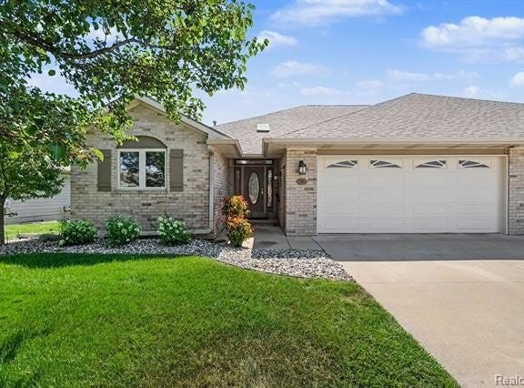 28 Millpond Trail, Saginaw Twp, MI 48603