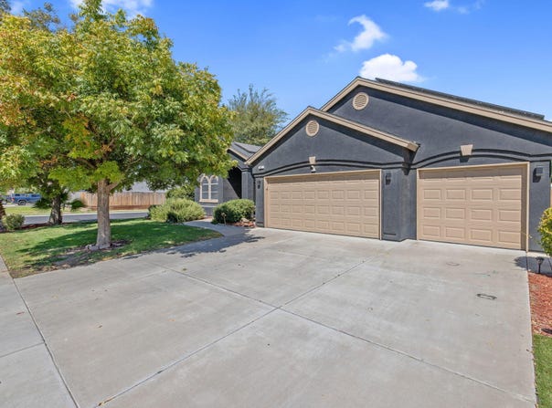 912 Apple Avenue, Lemoore, CA 93245