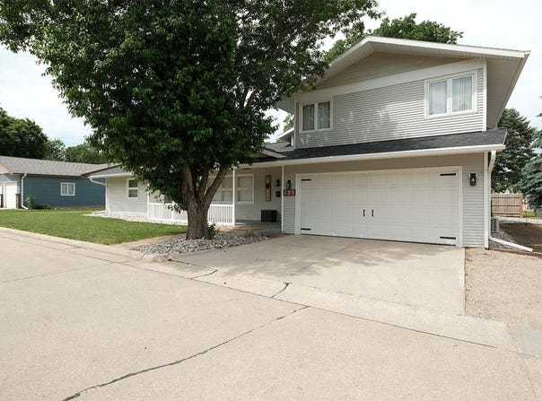 86 8th Street NE, Sioux Center, IA 51250