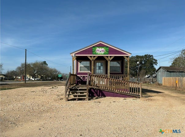 608 E Central Avenue, Nixon, TX 78140