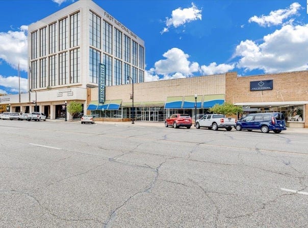 11 N MAIN, Hutchinson, KS 67501