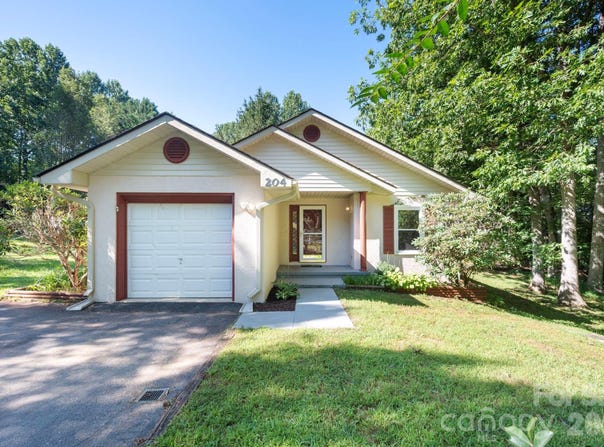 204 Cinnamon Way, Flat Rock, NC 28731
