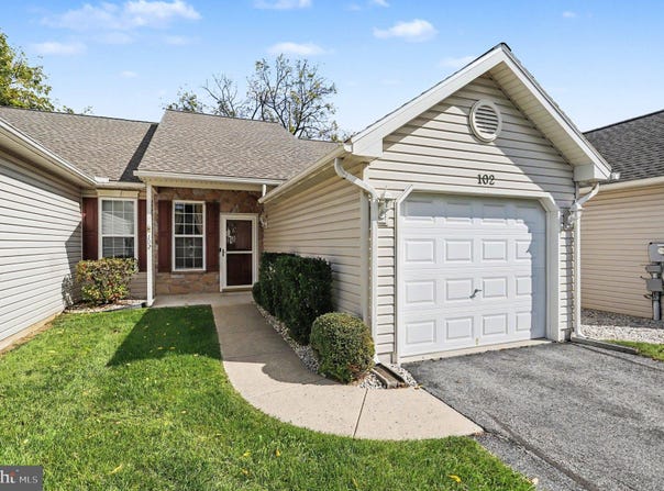 102 TURNING LEAF, READING, PA 19605