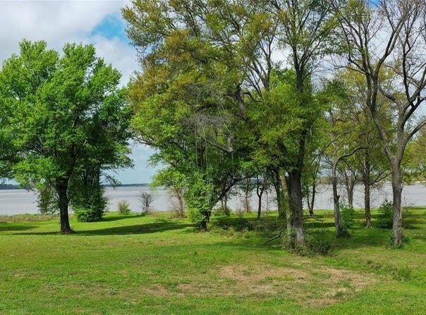 1520 Shoreline Dr, Mabank, TX 75143