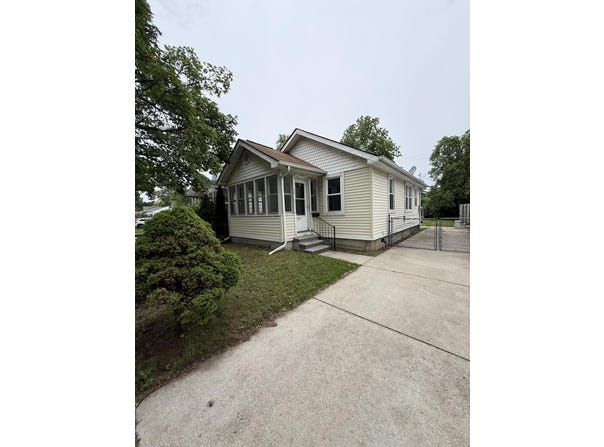 68 W Maxlow Avenue, Hazel Park, MI 48030