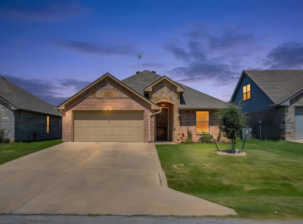3207 Windcrest Drive, Granbury, TX 76049