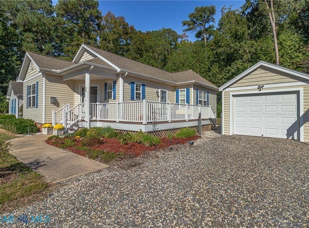 260 Pocahontas Drive, Kilmarnock, VA 22482