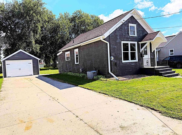 918 GRAND Avenue, LITTLE CHUTE, WI 54140
