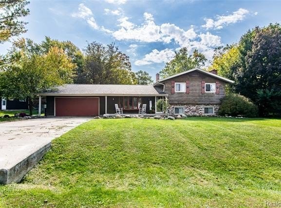 2129 Blackthorn Drive, Burton, MI 48509