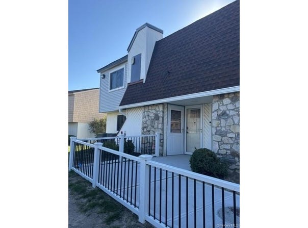 141 Pointe Circle N, Coram, NY 11727