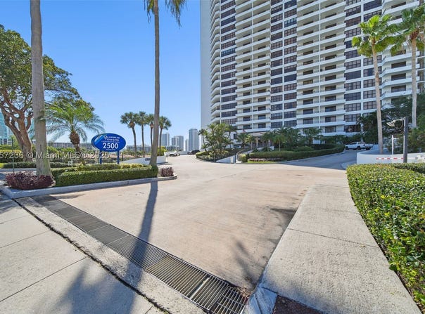 2500 Parkview Dr, Hallandale Beach, FL 33009