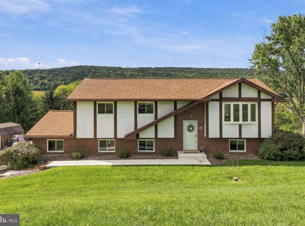 11 BIRDSFOOT Drive, ROBESONIA, PA 19551