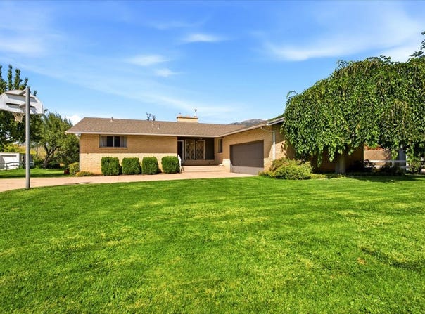 1428 E S WEBER Dr, South Weber, UT 84405