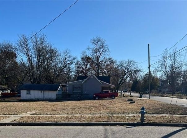 122-124 N Spring Street, Nevada, MO 64772