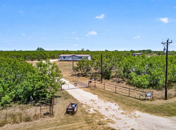 3660 BLUNTZER RD, Jourdanton, TX 78026