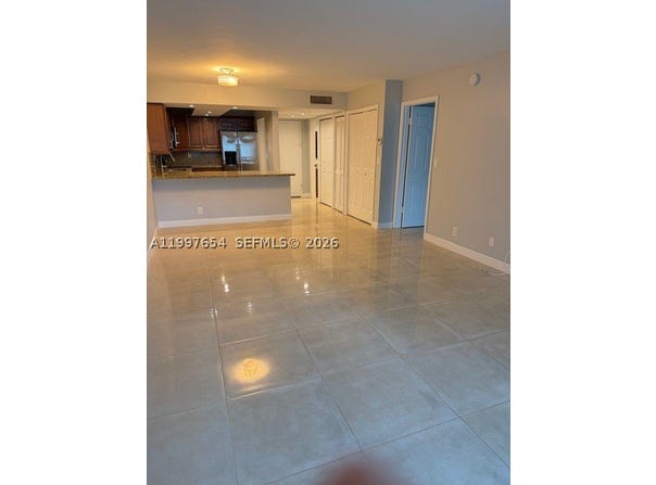100 Lakeview Dr, Weston, FL 33326