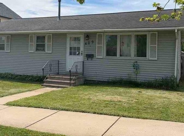 409 6th St SW, Chisholm, MN 55719