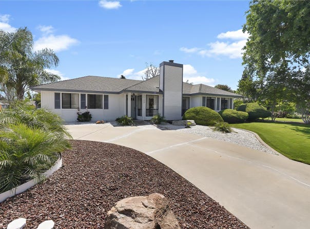 2323 E Hillcrest Avenue, Visalia, CA 93292