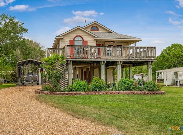 205 E Bay Avenue, Seadrift, TX 77983