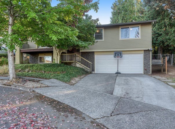 466 SW 6TH St, Gresham, OR 97080