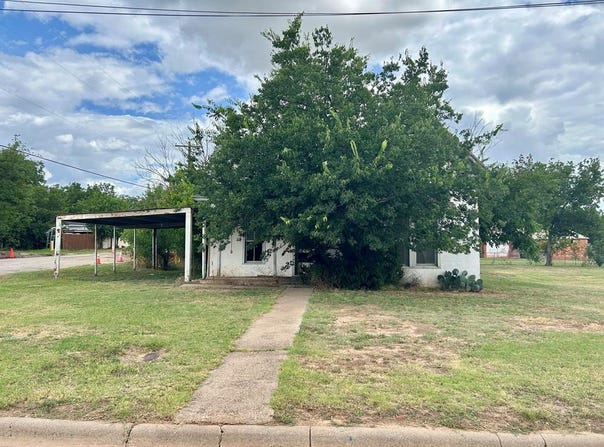 916 W Mesquite, Coleman, TX 76834