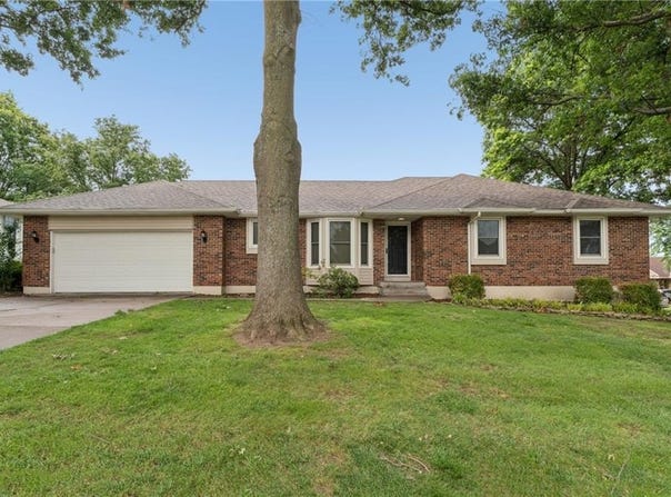 617 W Maple Street, Raymore, MO 64083