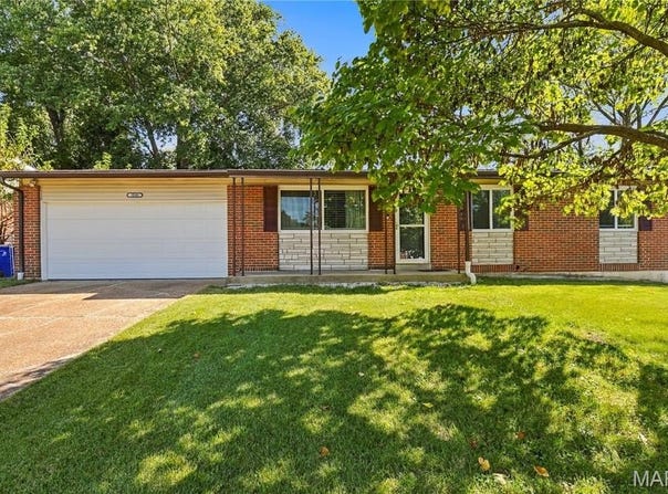 3248 Greenbridge Drive, Bridgeton, MO 63044