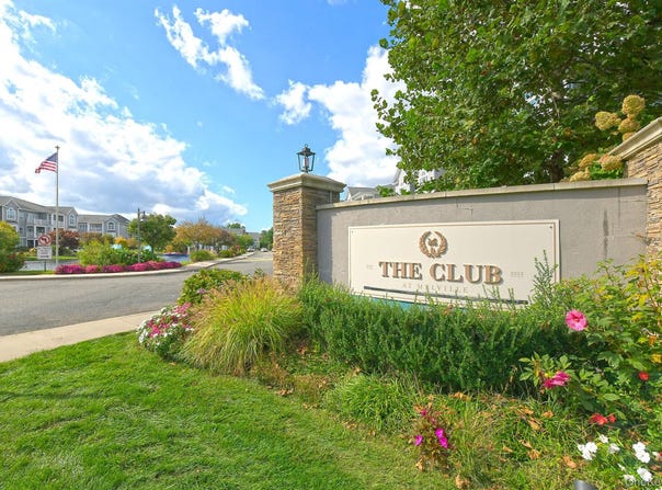 212 Clubhouse Circle, Melville, NY 11747