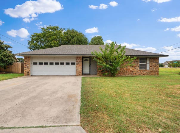 2 Finley Circle, Krum, TX 76249