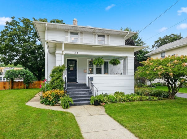 33 Center Street, Algonquin, IL 60102