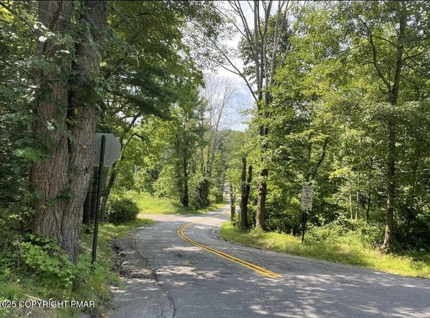410 Hunters Farm Road, Henryville, PA 18332