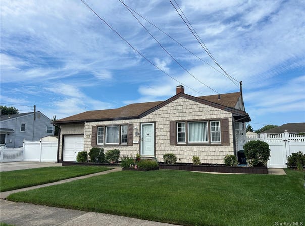 452 N Monroe Avenue, Lindenhurst, NY 11757