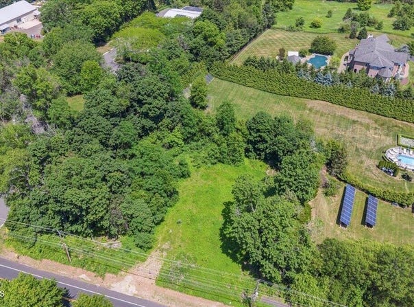 947 Holmdel Road, Holmdel, NJ 07733