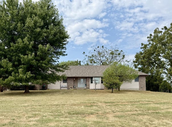 3015 Pool Drive, Mountain Grove, MO 65711